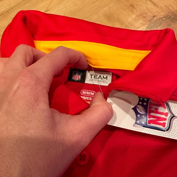 NFL Team Apparel Polo Kansas City Chiefs Short Sleeve Sz Med *NEW* - Picture 3 of 5